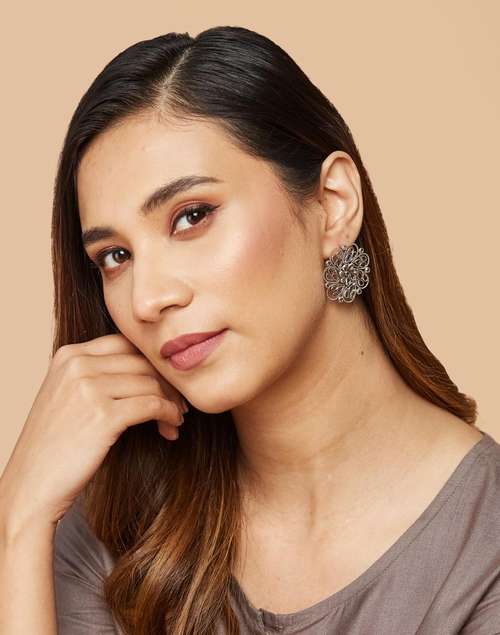 Silver White Glass Flower Motif Stud Earring Silver White Glass Flower Motif Stud Earring