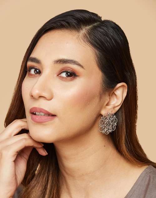 Silver White Glass Flower Motif Stud Earring Silver White Glass Flower Motif Stud Earring