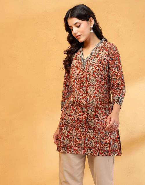 Maroon Cotton Kalamkari Printed Slim Fit Short Kurta Maroon Cotton Kalamkari Printed Slim Fit Short Kurta