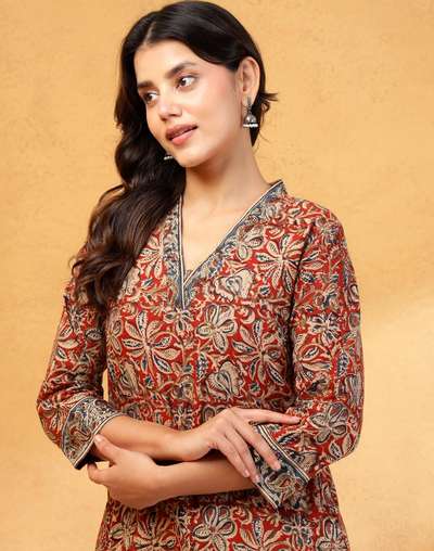 Maroon Cotton Kalamkari Printed Slim Fit Short Kurta Maroon Cotton Kalamkari Printed Slim Fit Short Kurta